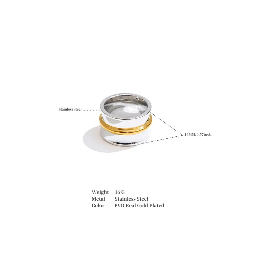 Minimalist geometric ring in 18K gold-plated stainless steel.