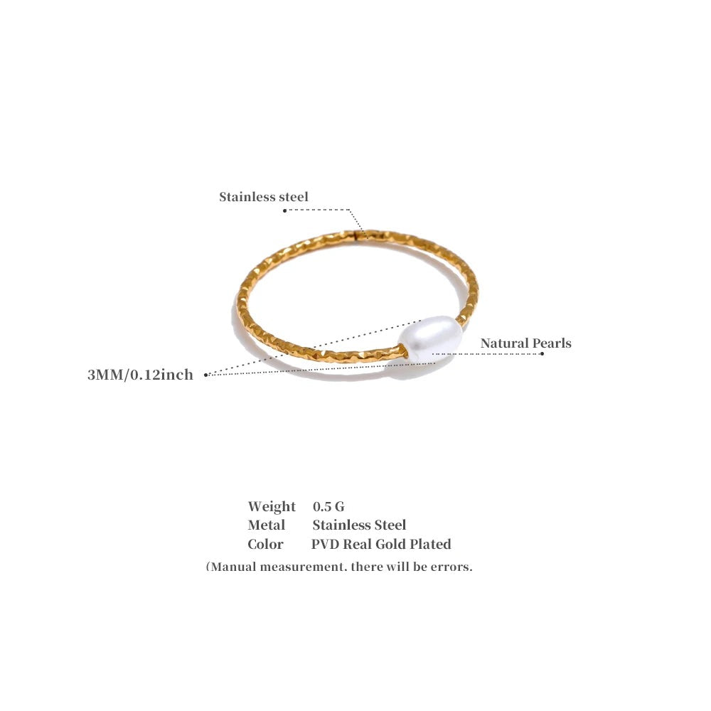 Freshwater pearl geometric ring in gold-plated stainless steel with freshwater pearl.