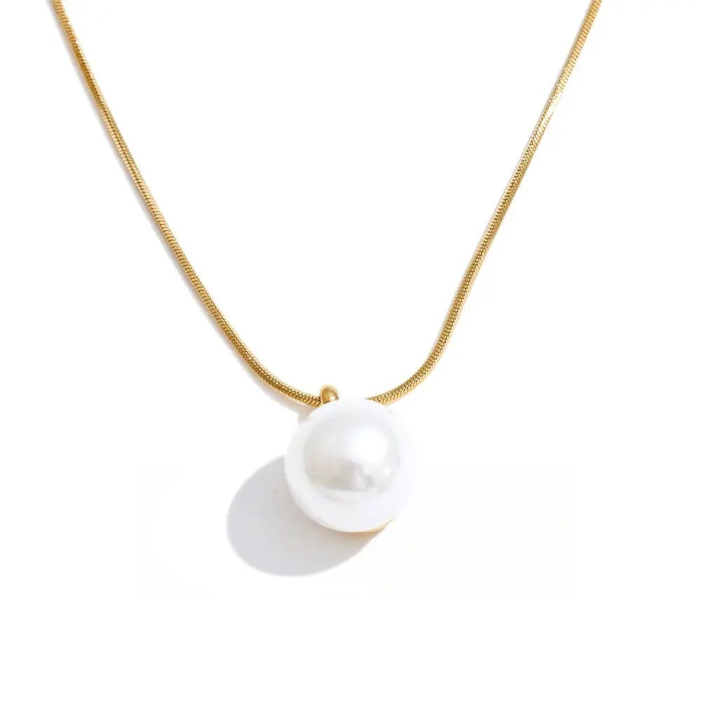 Gold-plated stainless steel necklace with pearl pendant.