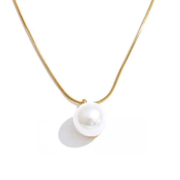 Gold-plated pearl necklace.