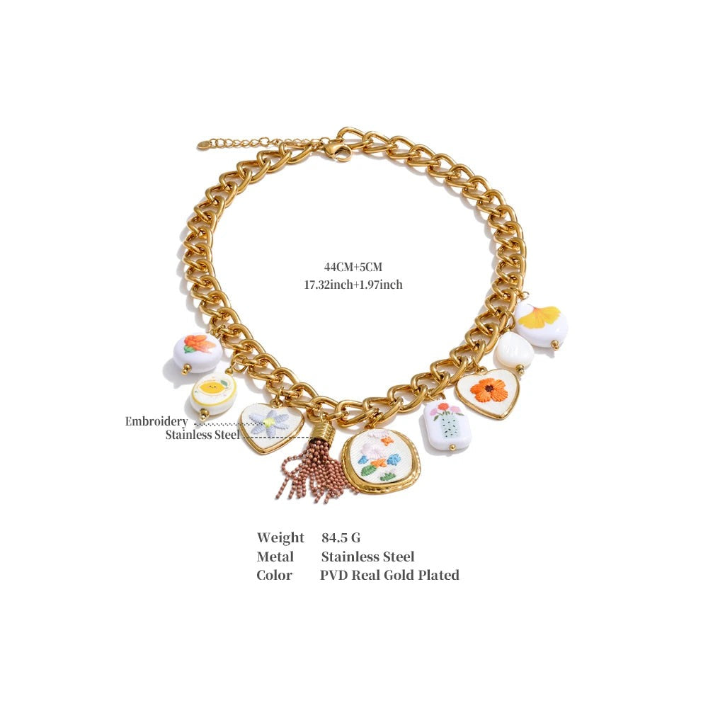 Heart flower necklace in gold-plated stainless steel.