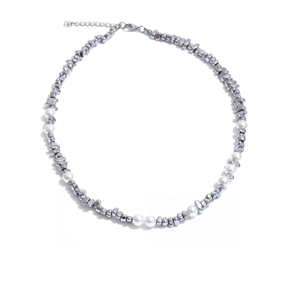 Gold-plated stainless steel necklace with pearls.