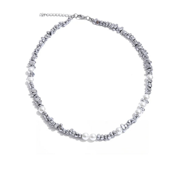 Gold-plated stainless steel necklace with pearls.