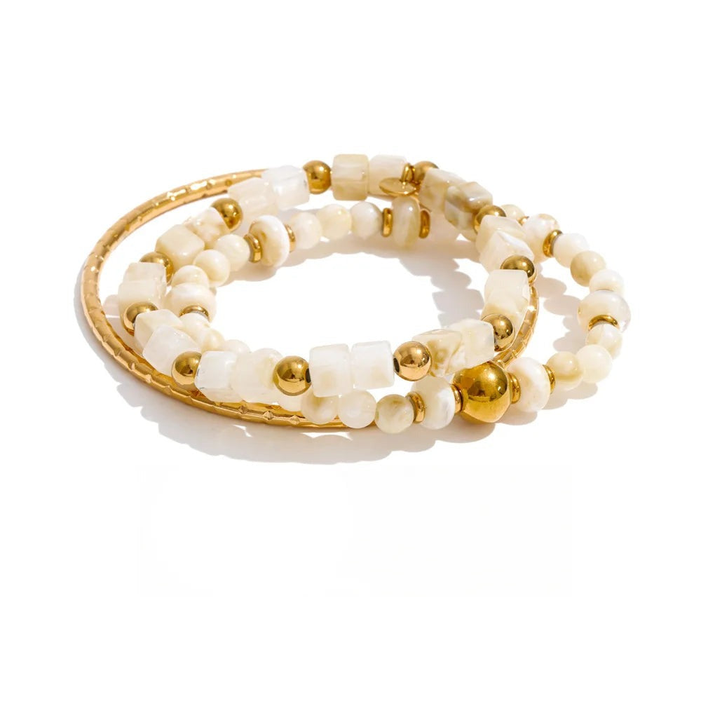 Gold-plated bracelet with resin and acrylic beads.