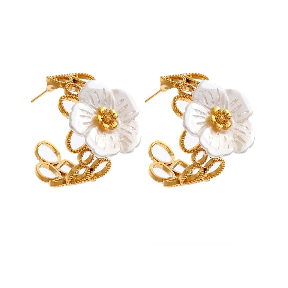 Earrings made of gold-plated stainless steel with resin, featuring a white flower design.