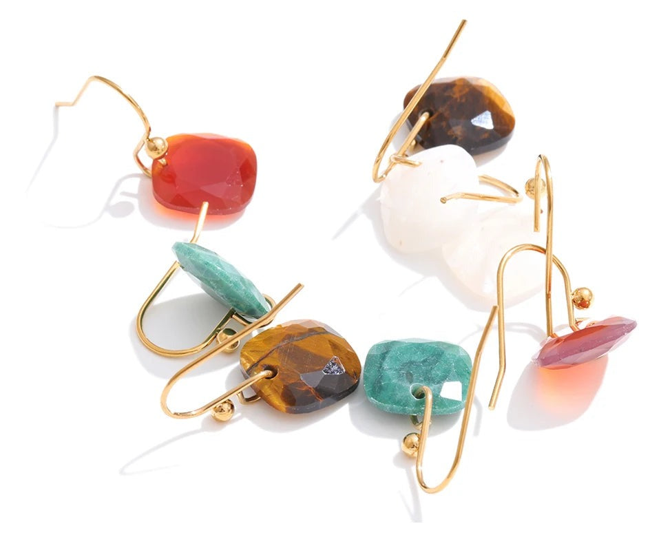 Natural stone geometric earrings in gold-plated stainless steel with natural stone.