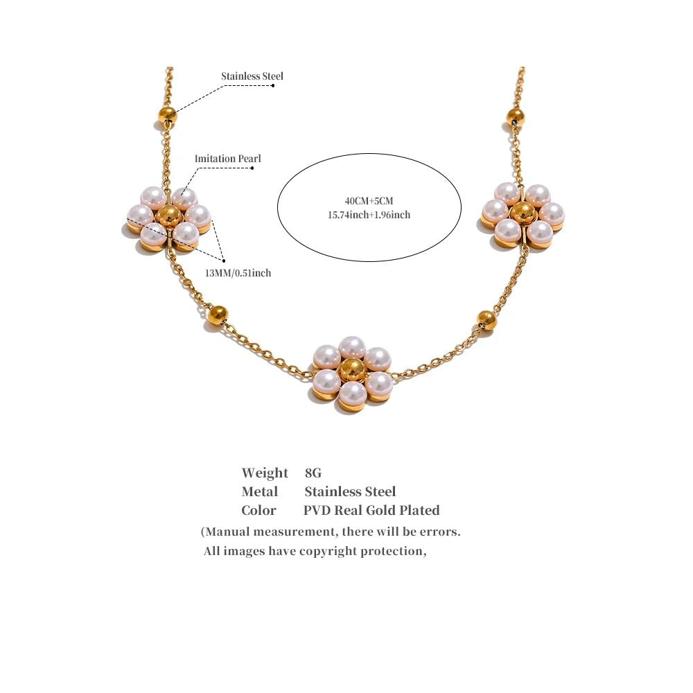 Pearl flower beaded necklace in gold-plated stainless steel with pearl.