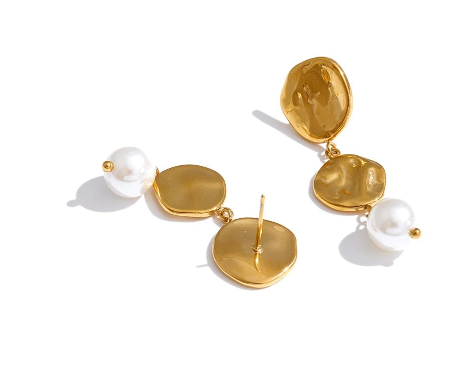 Pearl shell geometric earrings in gold-plated stainless steel with pearl and shell.