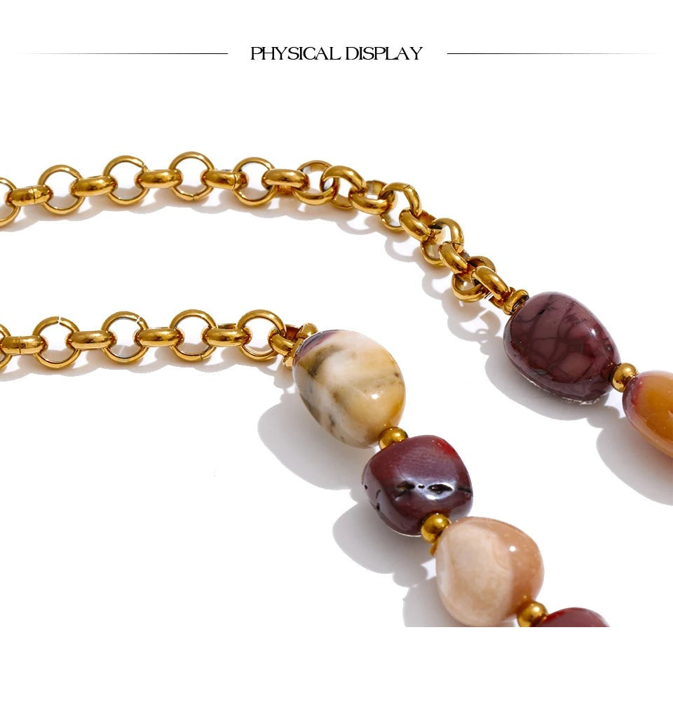 Natural stone beaded geometric necklace in gold-plated stainless steel with natural stone.