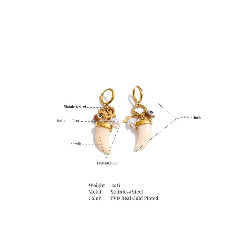 Pearl resin acrylic earrings in gold-plated stainless steel with pearl and resin.