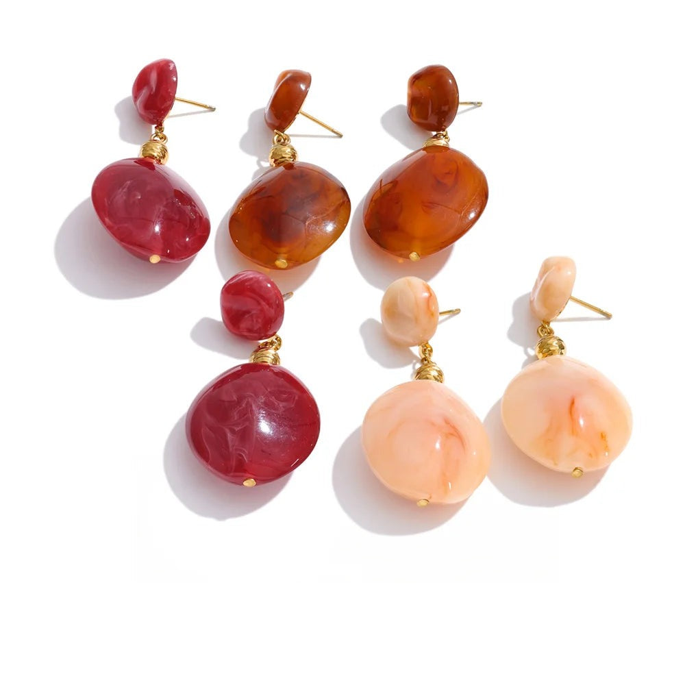 Earrings made of gold-plated stainless steel with resin.
