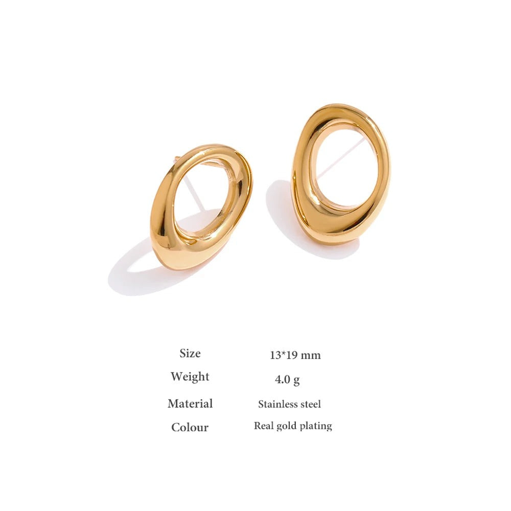 Minimalist geometric earrings in gold-plated stainless steel.