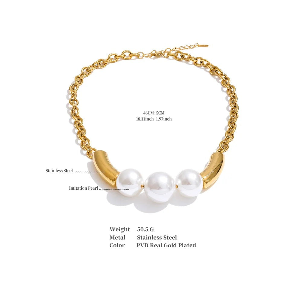 Pearl beaded geometric necklace in gold-plated stainless steel with pearl.
