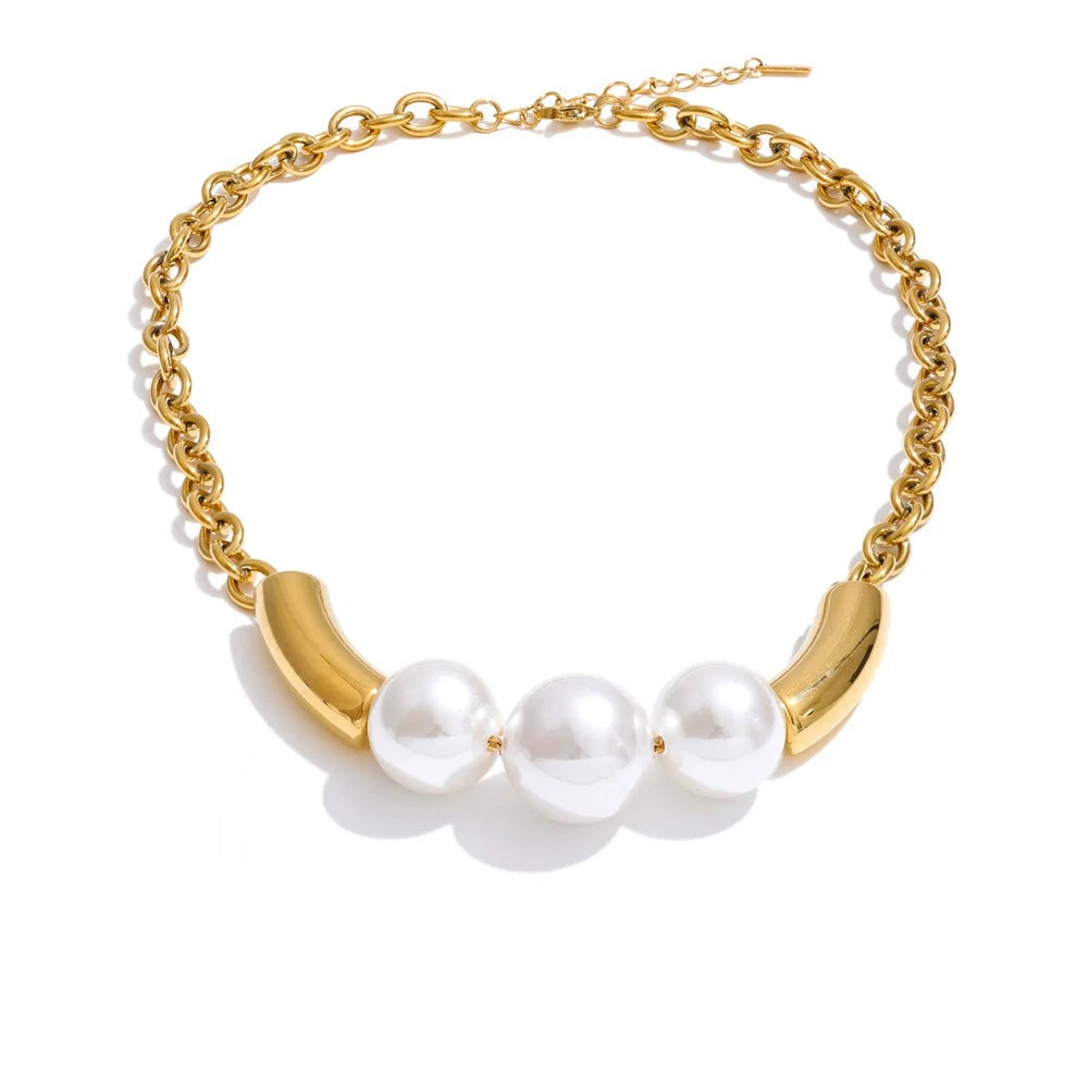 Gold-plated stainless steel necklace with pearls.
