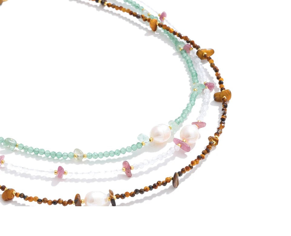 Freshwater pearl natural stone beaded necklace in gold-plated stainless steel with freshwater pearl and natural stone.