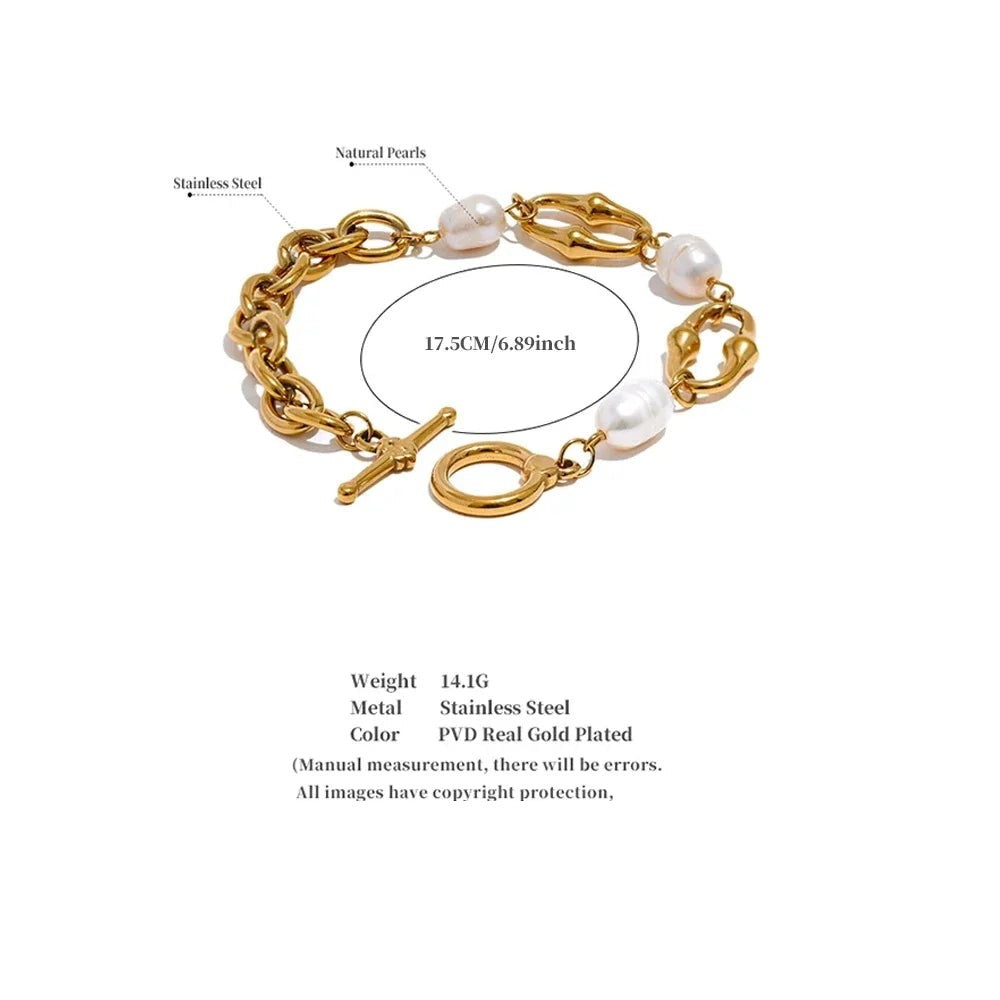 Freshwater pearl geometric chain necklace in gold-plated stainless steel with freshwater pearl.