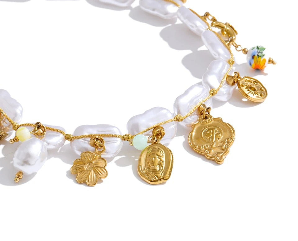 Pearl heart flower necklace in gold-plated stainless steel with pearl.