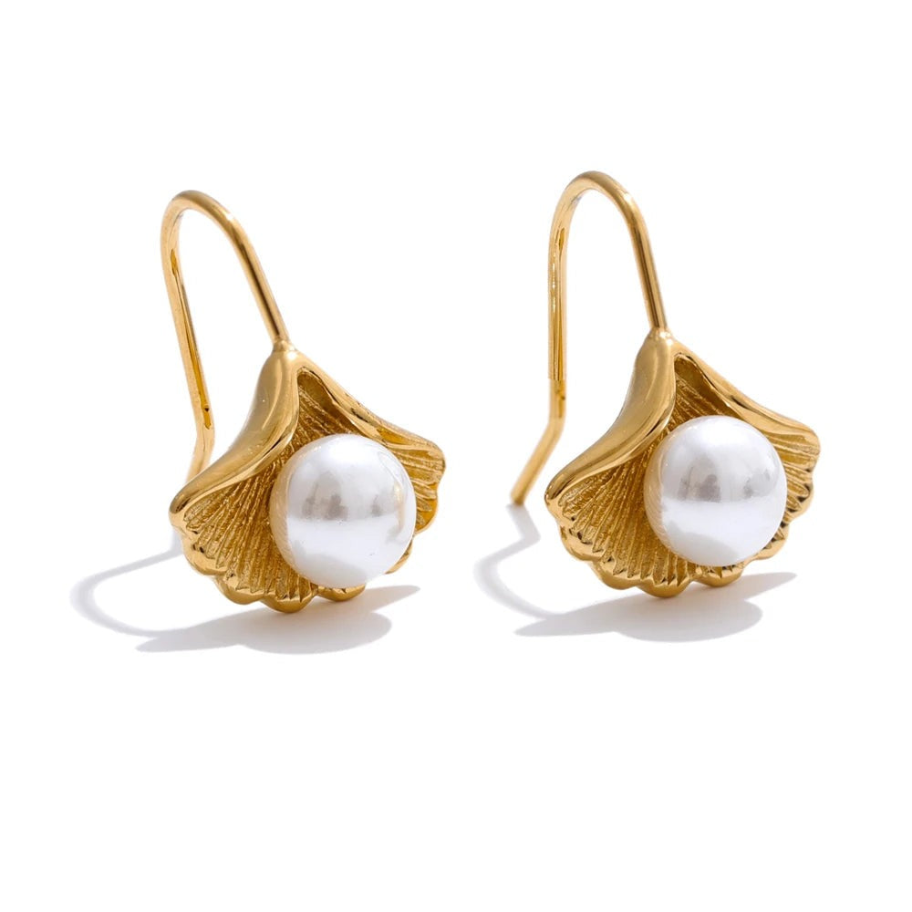 Gold-plated stainless steel earrings with pearls.