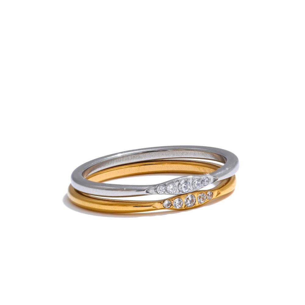 Ring made of 18k gold-plated stainless steel with cubic zirconia.