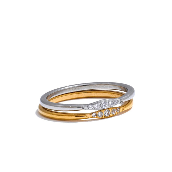 Ring made of 18k gold-plated stainless steel with cubic zirconia.