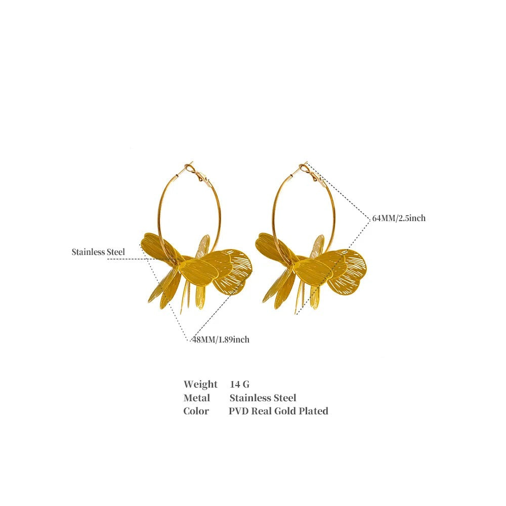 Flower earrings in gold-plated stainless steel.