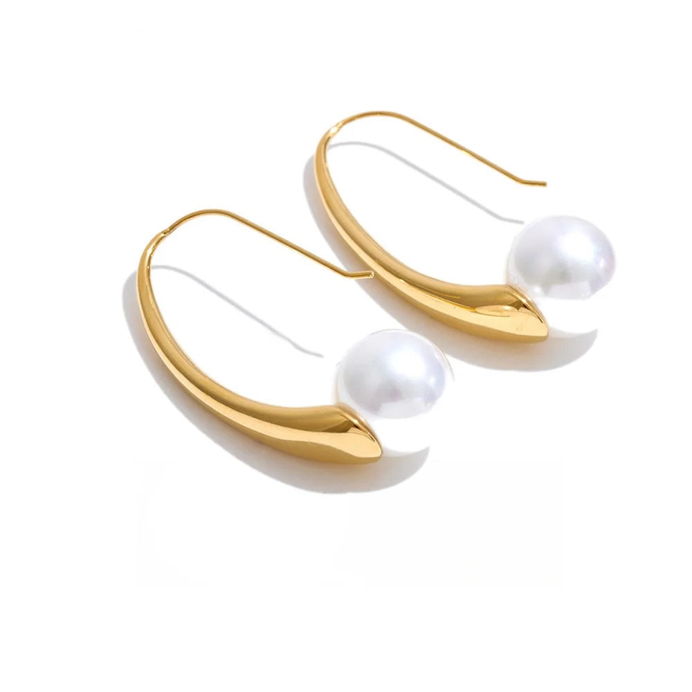 Gold-plated stainless steel earrings with pearls.
