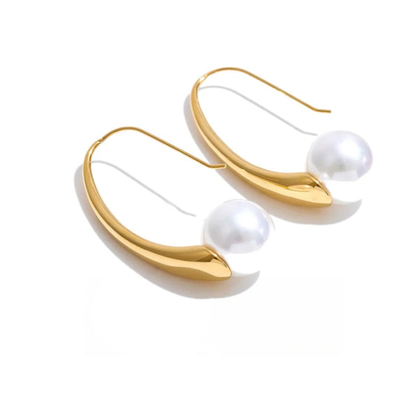 Gold-plated stainless steel earrings with pearls.