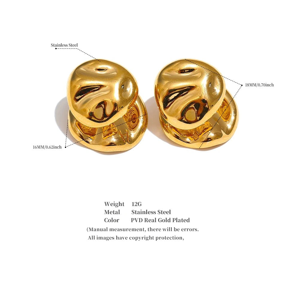 Hammered geometric earrings in gold-plated stainless steel.
