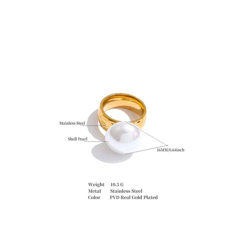 Pearl shell geometric ring in 18K gold-plated stainless steel with pearl and shell.